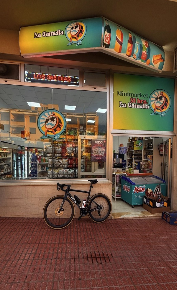 Rower oparty przed minimarketem La Camella podczas kanaryjskiego postoju.