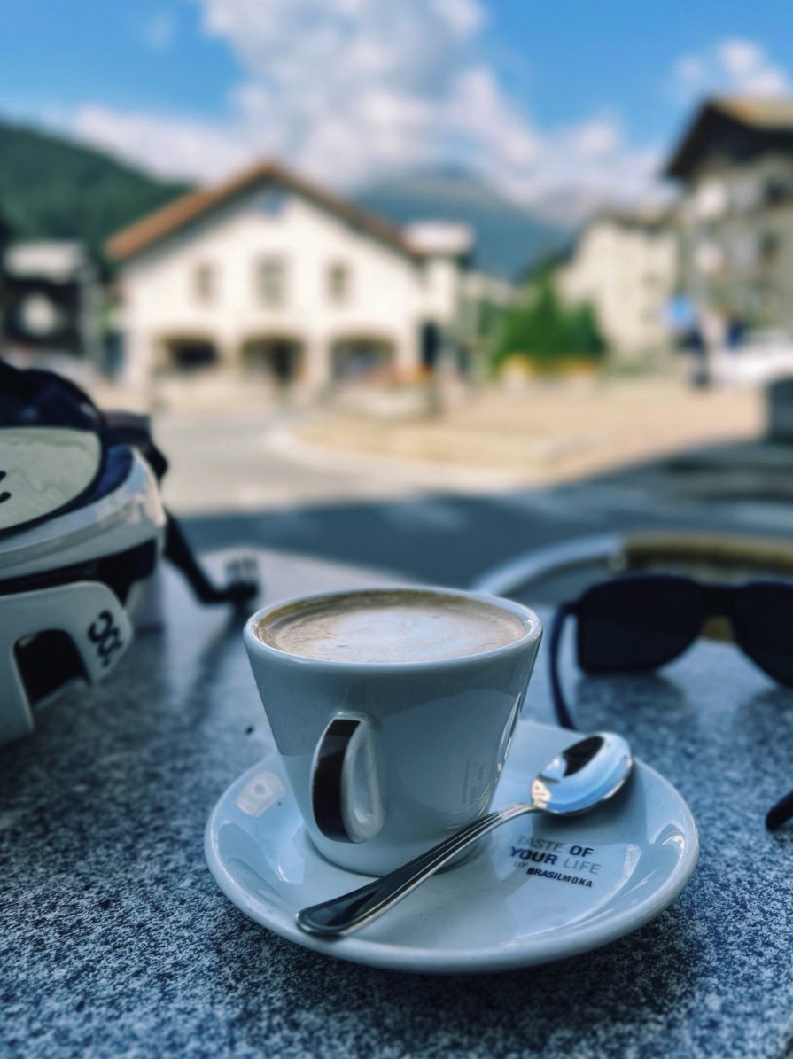 Przerwa na espresso podczas wyjazdu kolarskiego