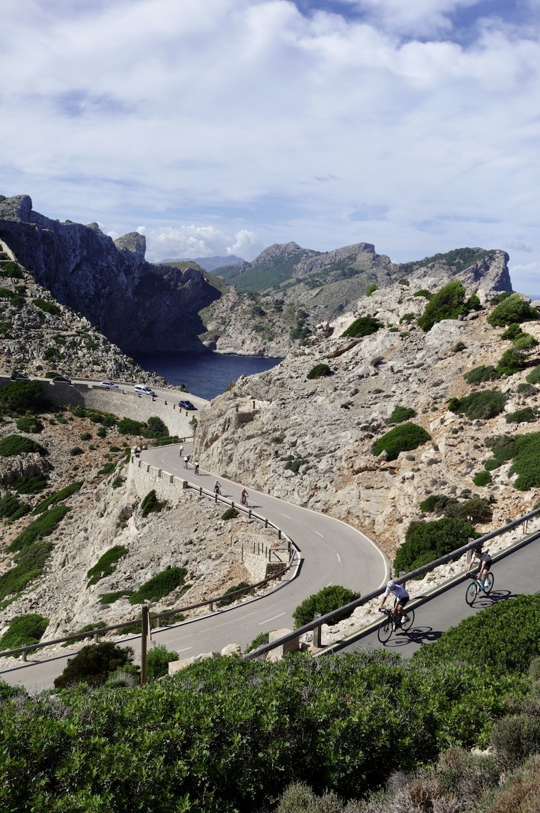 Kolarze na serpentynach Sa Calobra na Majorce
